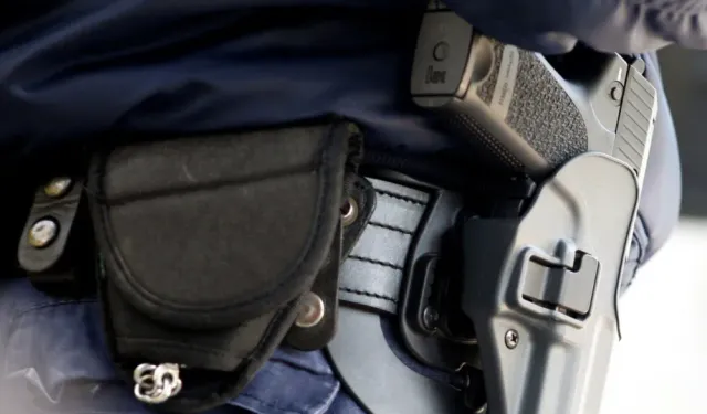 Güney Kıbrıs’ta karakolda bir polis kurşunla yaralandı