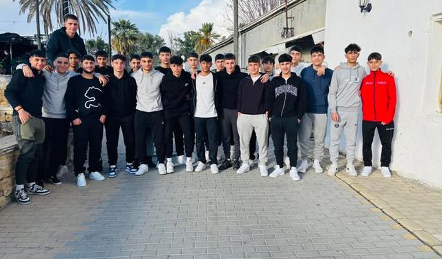 Çetinkaya U17 liderliği kutladı