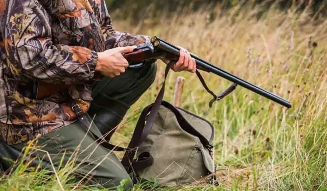 Güney Kıbrıs'ta av tüfeğini temizlerken eşini yaraladı