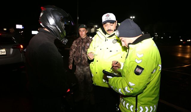 Beş ilçede eş zamanlı asayiş ve trafik denetimleri: 108 kişi tutuklandı, 1233 sürücü rapor edildi
