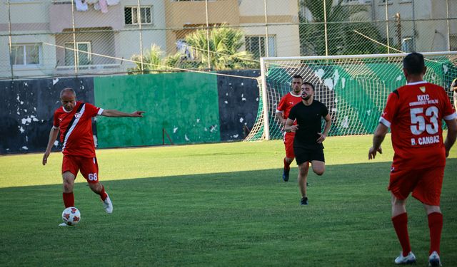 Meclis futbol takımı Üniversite Öğrencileri Derneği ile karşı karşıya geldi
