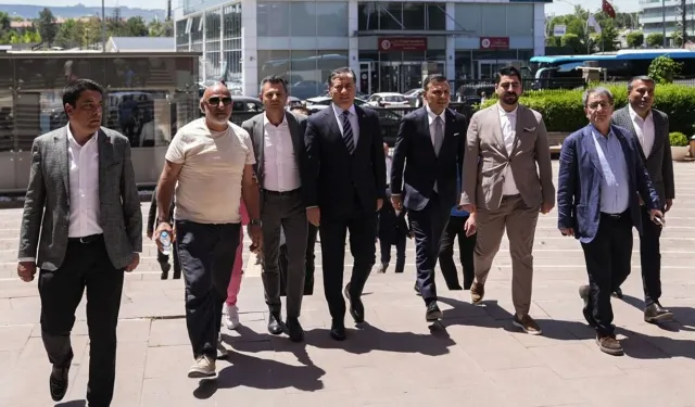 CHP'de olağanüstü kurultay talep eden 833 delegenin imzası genel merkeze teslim edildi