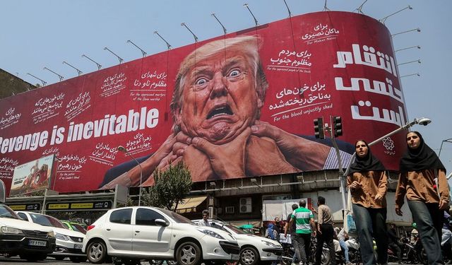 Tahran'da merkezi bir noktaya Trump'ı hedef alan "intikam" içerikli dev afiş asıldı