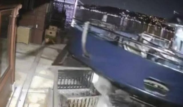 Üsküdar'da yolcu vapuru tarihi yalıya çarptı
