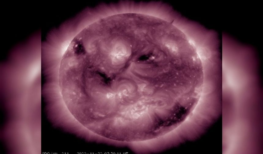 NASA, Güneş'in "asık suratlı" halini paylaştı