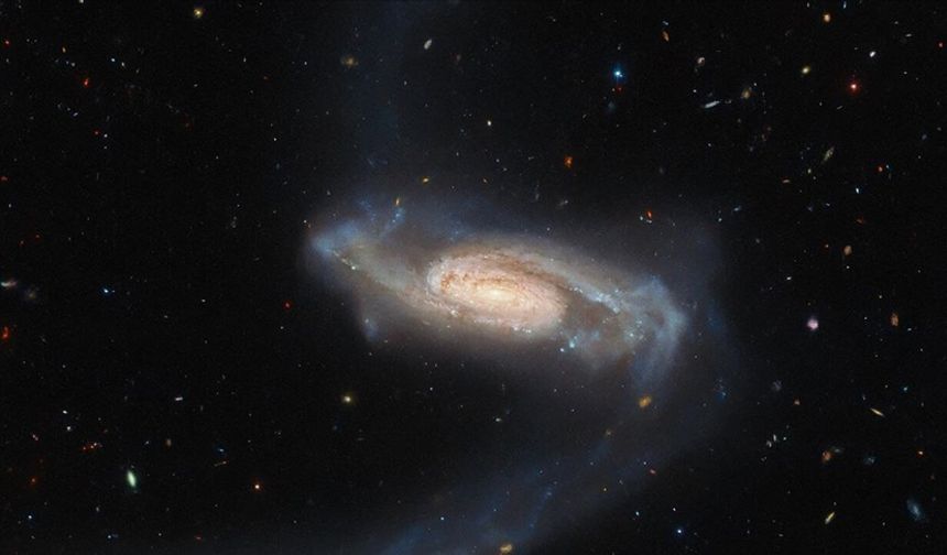 Hubble Uzay Teleskobu "tuhaf" kollu yeni bir galaksi keşfetti
