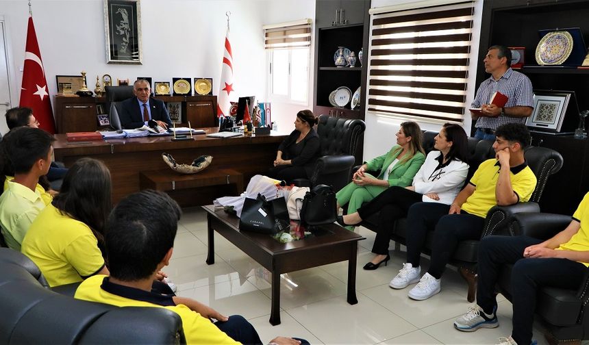 Öğrencilerden Eğitim Bakanı Çavuşoğlu’na ziyaret