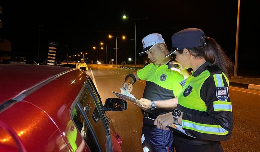 Trafik denetimlerinde dün 459 sürücü rapor edildi, 5’i tutuklandı, 52 araç trafikten men edildi
