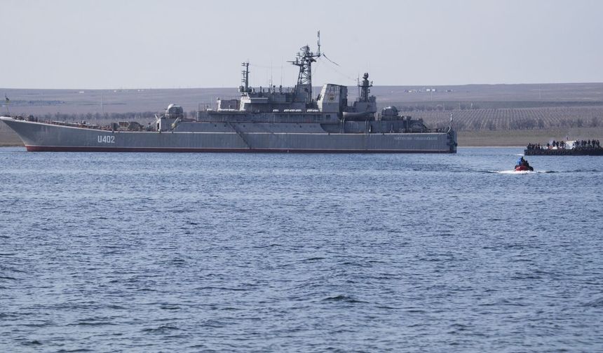 Ukrayna: Rusların elindeki "Konstantin Olşanskiy" çıkarma gemisini vurduk