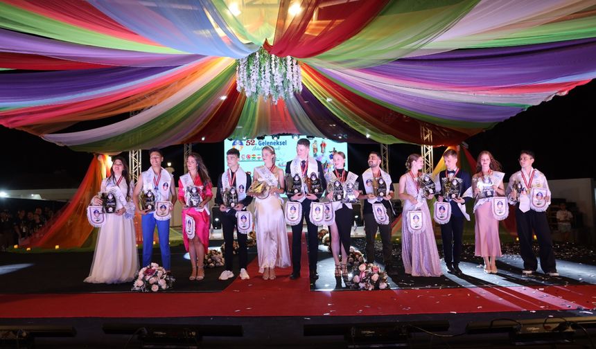 52. Geleneksel İskele Festivali, geleneksel kostüm defilesi ile Bay ve Bayan Festival Güzeli seçimi ile devam etti