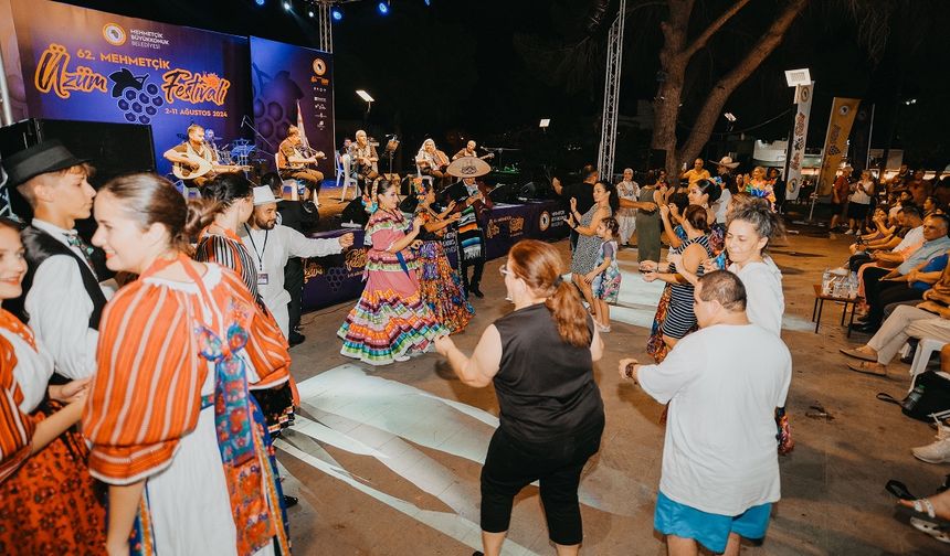 Mehmetçik Üzüm Festivali’nde Kıbrıs Gecesi yapıldı, Grup Otantik sahne aldı