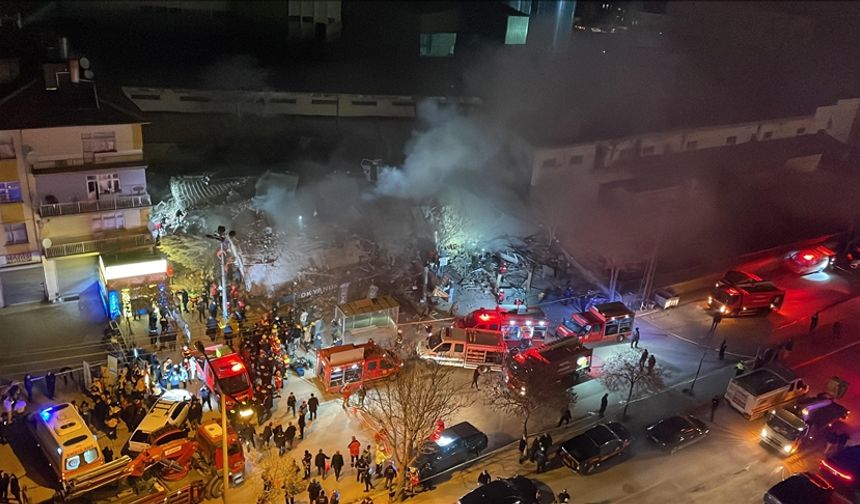 Konya'da çöken 3 katlı binada 2 kişi Hayatını kaybetti, 3 kişi enkazdan sağ çıkarıldı