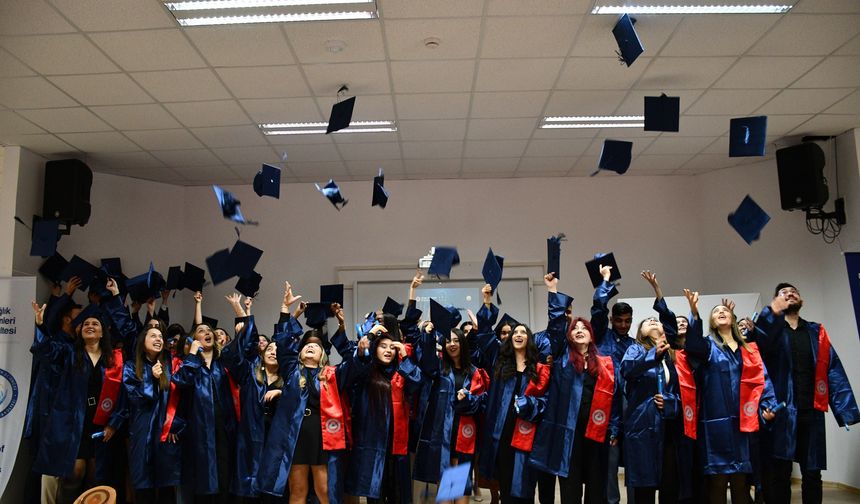 DAÜ Sağlık Bilimleri Fakültesi, güz dönemi mezunları için mesleki yemin töreni düzenledi