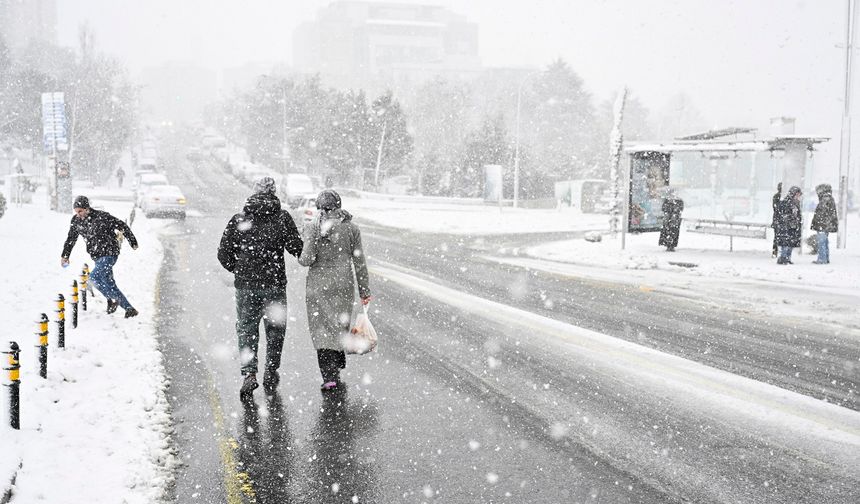 İstanbul’da kar alarmı: Tüm ilçeler için “sarı kod” uyarısı verildi, kar yağışı üç gün sürecek