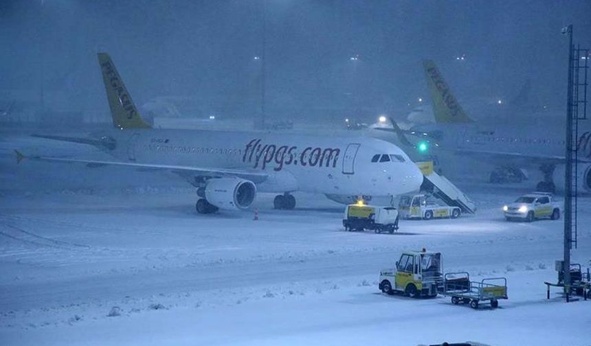 İstanbul’daki kar yağışı nedeniyle yarınki 8 uçak seferi iptal edildi