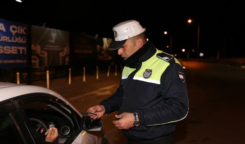 Dört ilçede eş zamanlı asayiş ve trafik denetimi… 846 sürücü rapor edildi, 48 araç trafikten men edildi, 4 kişi tutuklan