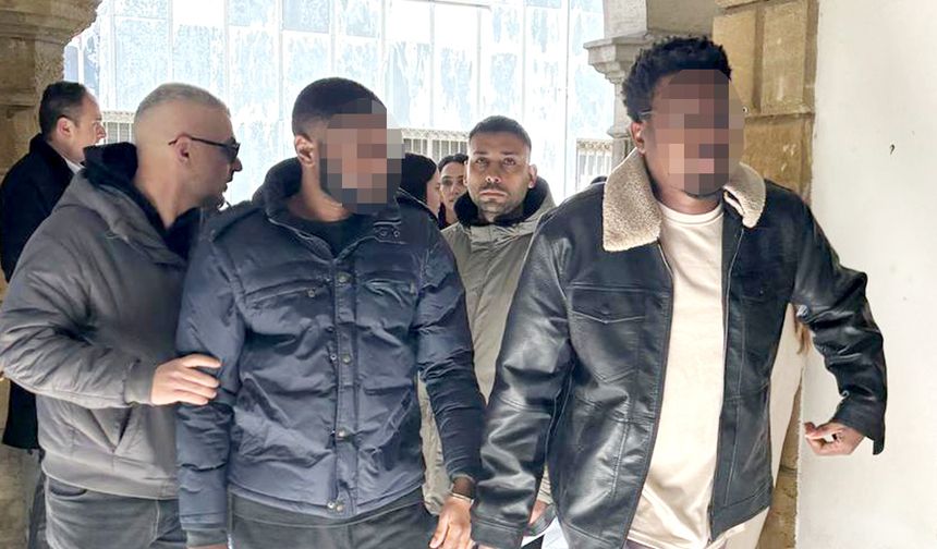 Yarım Kilo Uyuşturucuyu Atıp Kaçan Zanlılar Mahkemeye Çıkarıldı