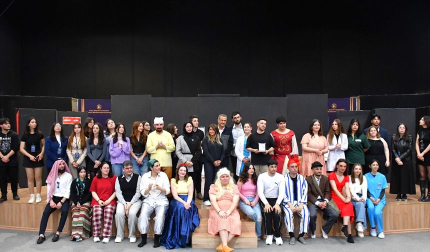 DAÜ Tiyatro Topluluğu “Temaşa Gecesi 2” oyununu sahneledi
