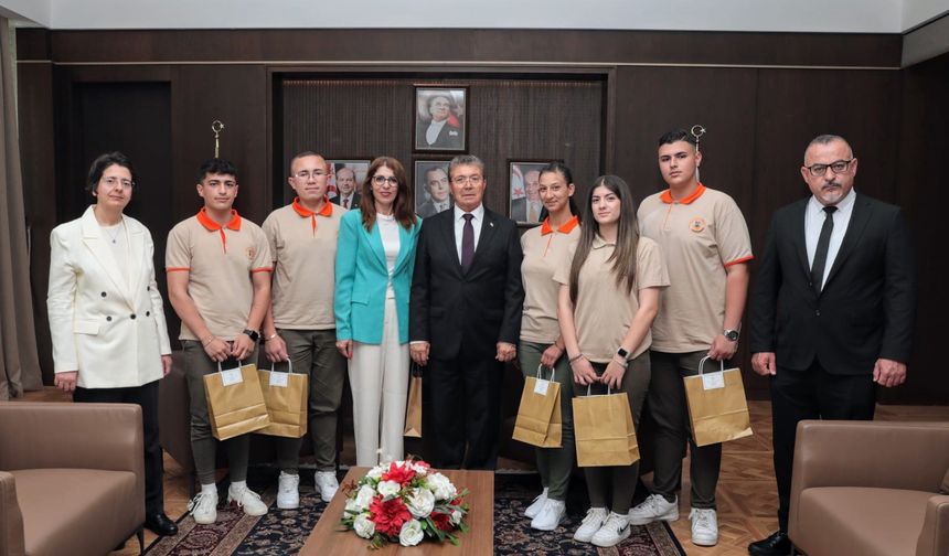 Başbakan Üstel, Esin Leman Lisesi öğretmen ve öğrencilerini kabul etti