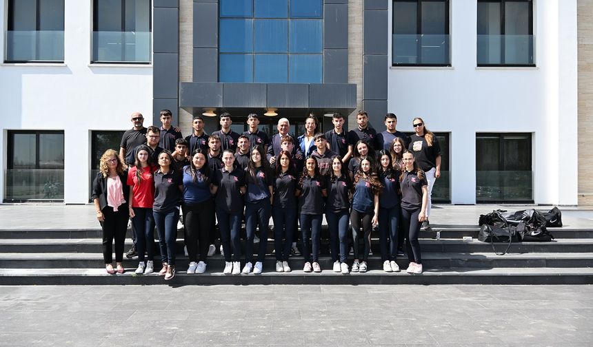 Özçınar, Kurtuluş Lisesi kız ve erkek atletizm takımını kabul etti: “Başarılarınız bizi gururlandırıyor”