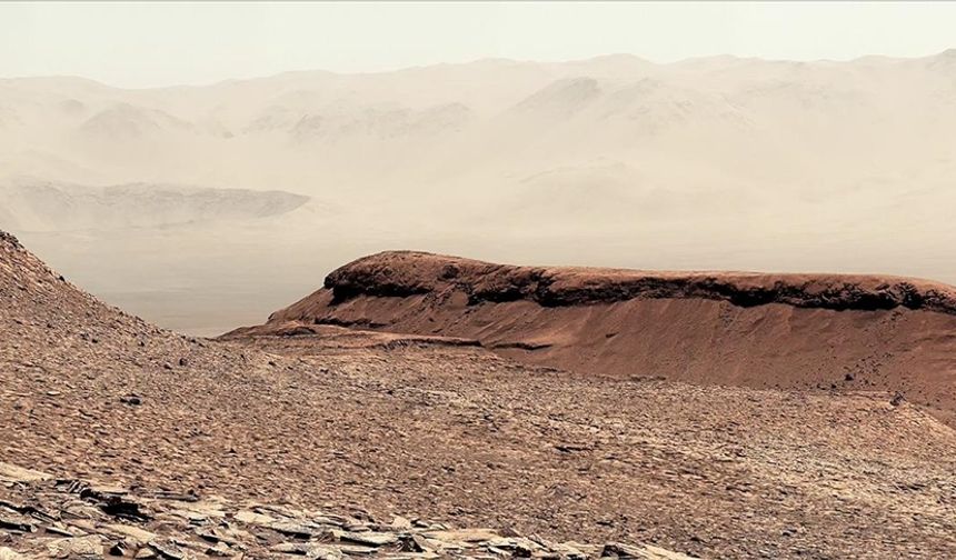 NASA'nın Mars'taki Curiosity Gezgini'nin Sharp Dağı'nda çektiği görüntü paylaşıldı