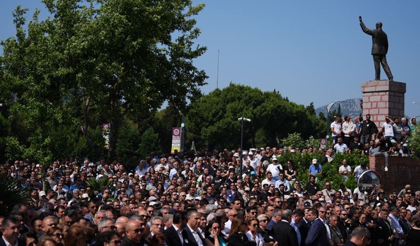 Manisa Belediye Başkanı Zeyrek için belediye önünde veda töreni düzenlendi