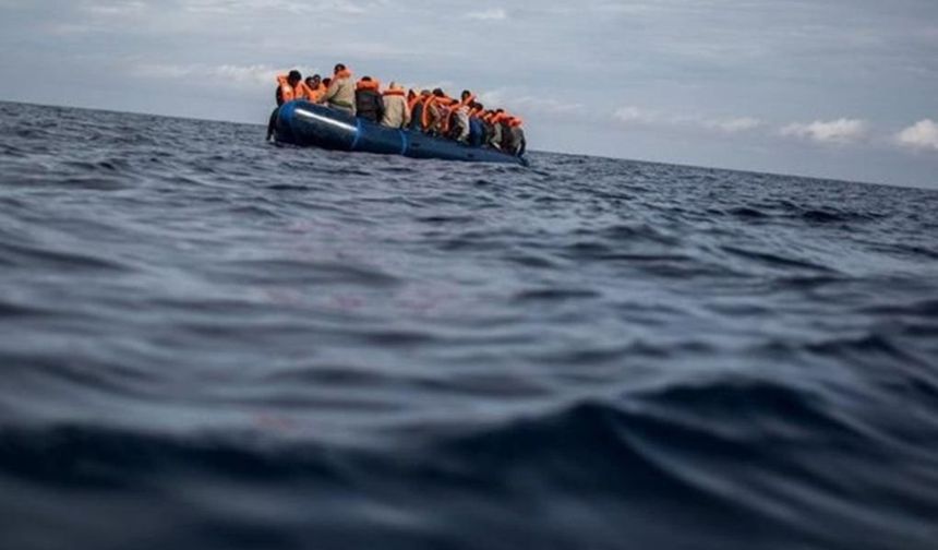 Rum polisi Suriyelileri taşıyan zodyak tipi botu ateş açarak kovaladı