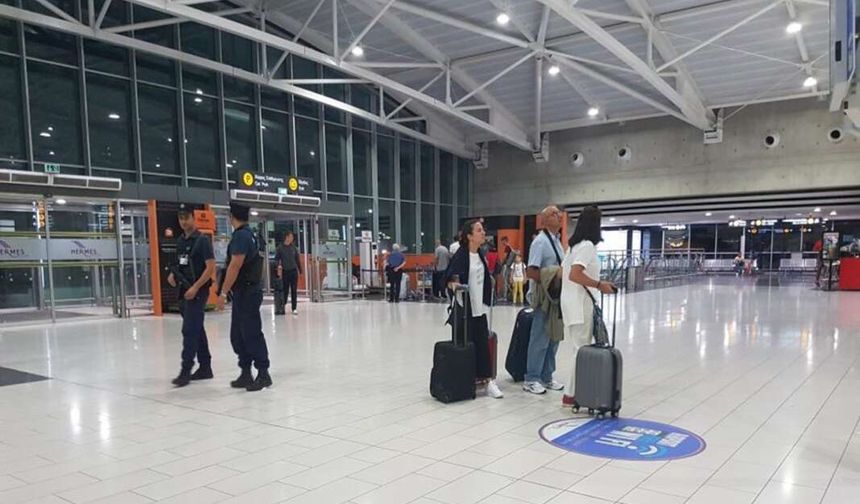 Larnaka Havalimanı'nda 172 karton sigarayla İngiltere’ye gitmeye çalışan iki kişi tutuklandı