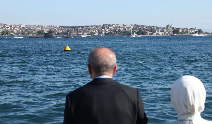 Erdoğan, TEKNOFEST Mavi Vatan kapsamında İstanbul Boğazı'ndan geçen gemileri selamladı