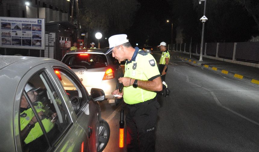 Trafik denetimlerinde 297 sürücü rapor edildi...1 kişi tutuklandı