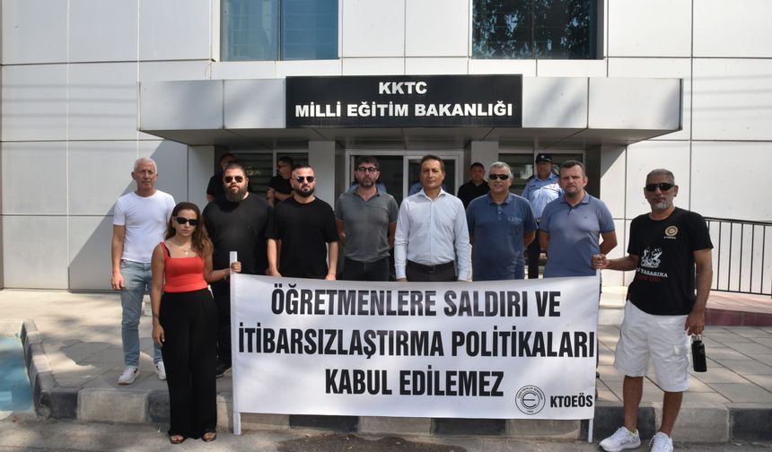 KTOEÖS hizmet içi eğitimde yaşanan olayı protesto etti, Bakanlık önüne siyah çelenk bıraktı