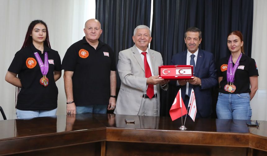 Dışişleri Bakanı Ertuğruloğlu, Gökbilen ve milli sporcuları kabul etti