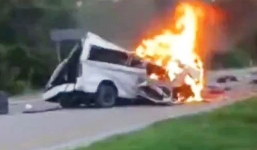 Meksika'da minibüs ile tırın çarpıştığı kazada 15 kişi öldü