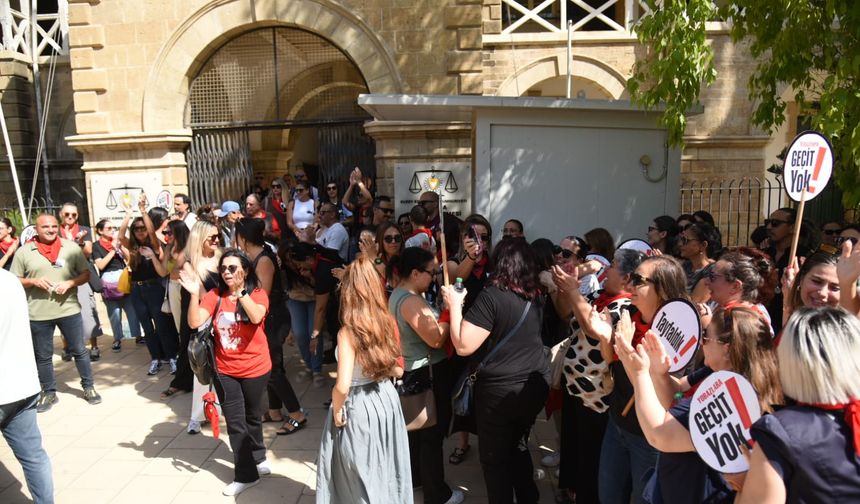 Anayasa Mahkemesi’nin kararı Mahkemeler önünde alkışlarla karşılandı
