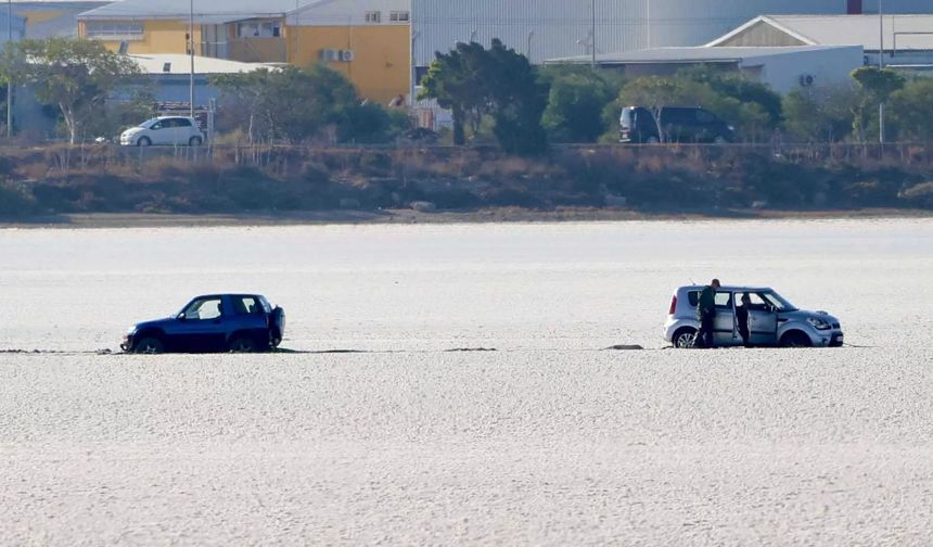 Larnaka Tuz Gölü’nde mahsur kalan 2 araç kurtarıldı