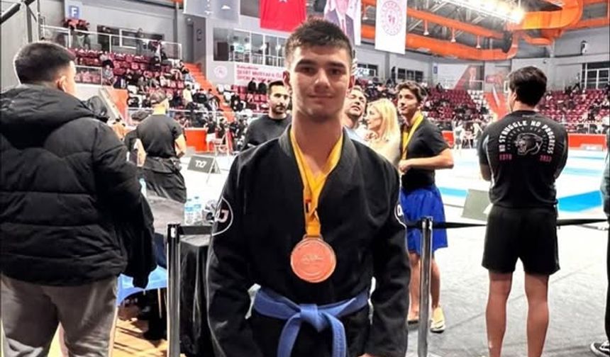 Deniz Turan’dan Çifte Madalya