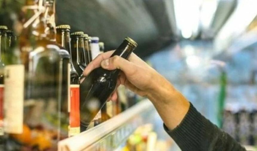 Alışveriş merkezinden içki çalan iki genç yakalandı, birinin üzerinde uyuşturucu bulundu.