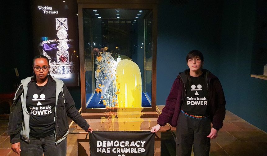 İngiltere'de kraliyet tacının cam muhafazasına muhallebili saldırı