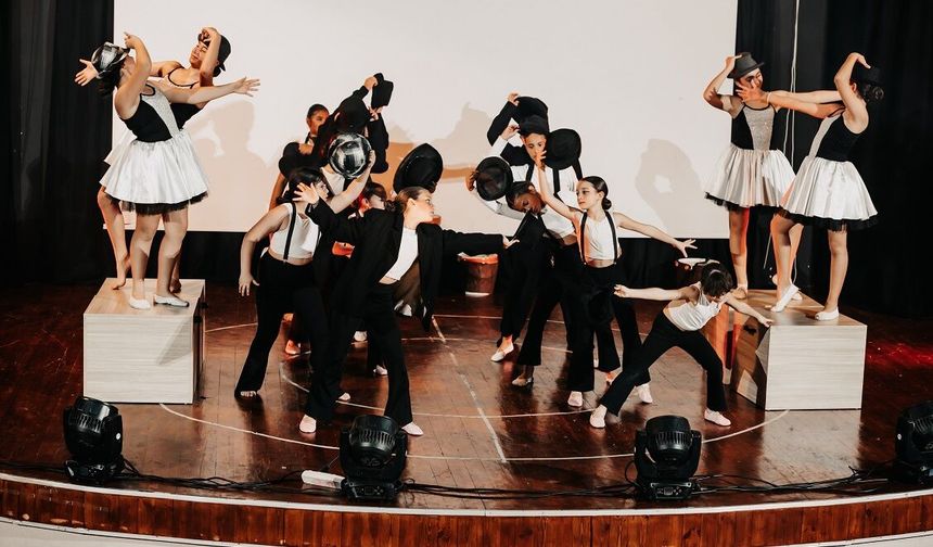 Dans öğrencileri, dansın tarihsel gelişimini sahneledi