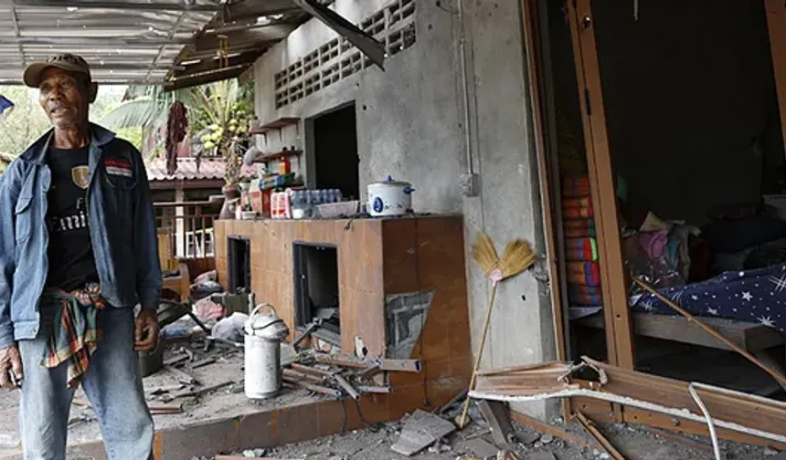 Kamboçya’dan fırlatılan roketler, Tayland’da bir hastanenin yakınına düştü