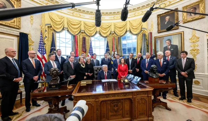 Trump, Warner Bros’un satılması sürecinde CNN'in de satılması gerektiğini savundu