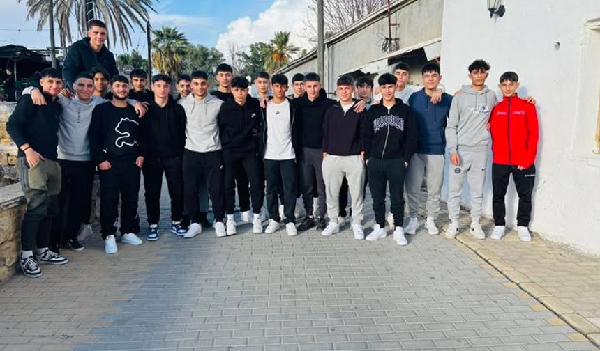 Çetinkaya U17 liderliği kutladı