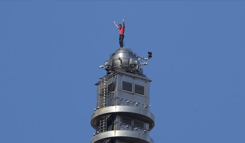ABD'li tırmanıcı Alex Honnold, "Taipei 101" gökdeleninin tepesine ipsiz çıktı
