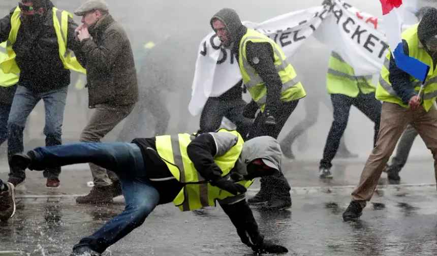 Fransa'da polisin 2018'de sarı yelekliler eyleminde şiddet uyguladığı görüntüler yayımlandı