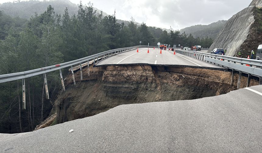 Antalya'da Kumluca-Kemer kara yolu çöktü