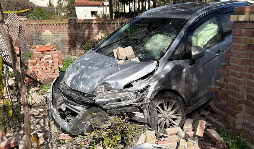 Boğazköy'deki kazada araç evin bahçe duvarına çarptı