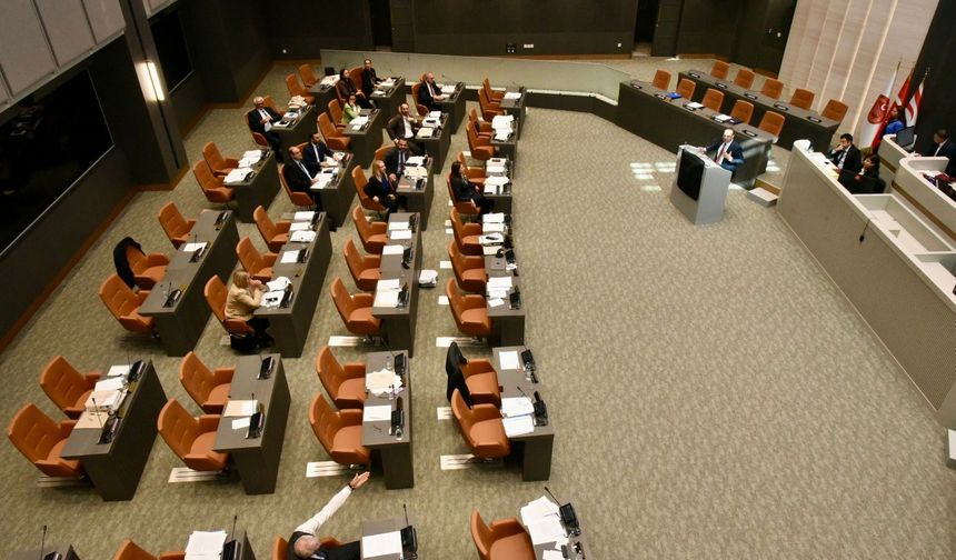 Mecliste 19 saatlik fiber görüşmesi… Özdenefe, iç tüzük kurallarına aykırı davranıldığı gerekçesiyle birleşimi kapattı