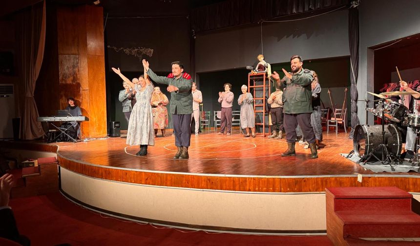 “Kafkas Tebeşir Dairesi" oyunu cuma akşamları Lefkoşa AKM'de sahnelenmeye devam edecek