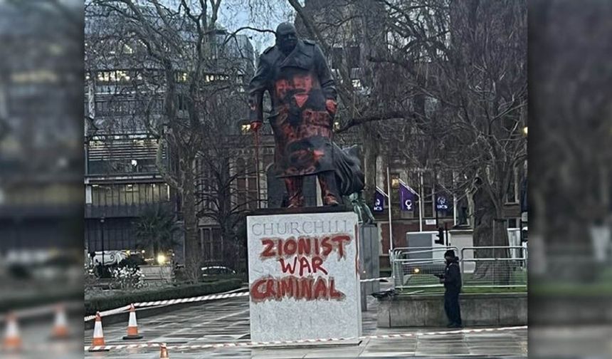 Winston Churchill'in heykeline "Siyonist savaş suçlusu" yazıldı