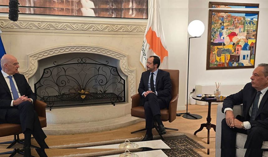 Dendias Güney Kıbrıs ziyareti çerçevesinde Hristodulidis’le görüştü